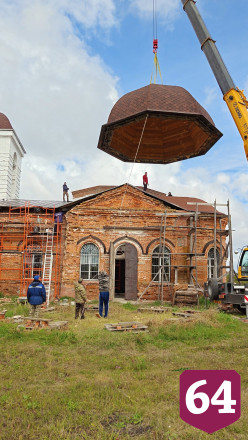 В Саратовской области на 200-летнем храме установили купол