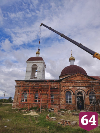 В Саратовской области на 200-летнем храме установили купол